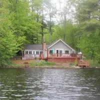 Lakeside Retreat - HOT TUB, Swimming, Boats, hotel v destinácii Rindge