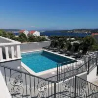 Vila Kathy - kuća za odmor, hotel em Seget Vranjica