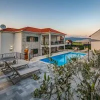 Vila Antisha - Kamena villa sa grijanim bazenom, hotel di Runović
