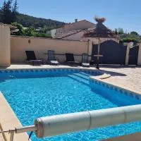 villa familiale avec piscine privée idéale pour vacances et tourisme en Occitanie, hotel in Beaucaire