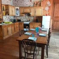 maison médiéval pour six personnes – hotel w mieście Saint-Benoît-du-Sault