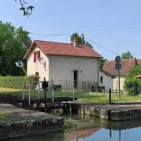 Authentique maison éclusière, ξενοδοχείο σε Thénioux