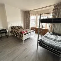 Double Bedroom Near Heathrow Airport & London, хотел в Хейс