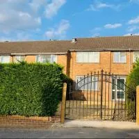 Surrey Hills Retreat - 2-Bed - Easy London Access โรงแรมในAsh