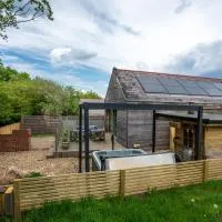 Thyme Lodge 2BR with Hot Tub near Black Mountain, hotell i Garnant