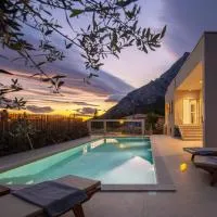 Summer House Lea - Villa with heated pool and sea view, hotel em Bast