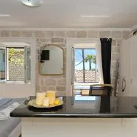 Stone Retreat - 1 min to the Sea – hotel w mieście Trstenik