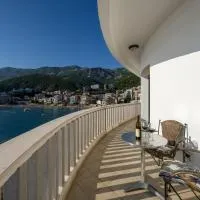 Adrian, hotel Rafailoviciben