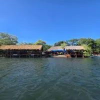 Mangrove Island Cabanas, hotel v destinaci Poneloya