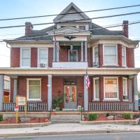 1 Mi to Dtwn Cumberland Historic Apt with Patio!, hotel poblíž Greater Cumberland Regional Airport - CBE, Cumberland