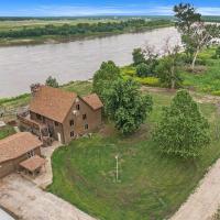 Relaxing River Cabin!, hotel near Eppley Airfield - OMA, Crescent