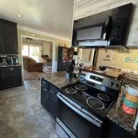 Peaceful & Cozy 3 bedroom Ranch-Home w/Fireplace, hotel a Hemet