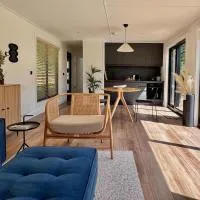 Heron - Luxurious Off-Grid Eco Cabin with River views, хотел в Маркет Дрейтън