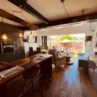 Lovely Semi-Beach 2x Pubs -5 min walk-Pets welcome-Parking-Garden, hotelli kohteessa Scalby
