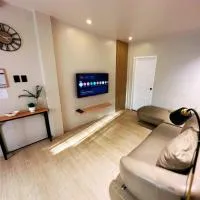 Private 2BR Unit Netflix, WiFi & Comfort, hotel di Mati