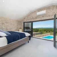 Hideaway Stonehouse pool for 2 Dalmatia Imotski, hotelli kohteessa Medvidovići