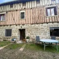 Beautiful large country house 4 bedrooms, hotel em Teyssode