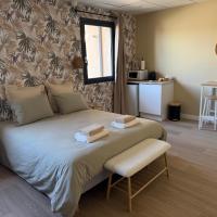 Suite du Spa 3 - Parking Privé Gratuit, hotel cerca de Aeródromo de Reims - Prunay - RHE, Reims