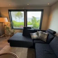 New apartment by the fjord, מלון בStadlandet