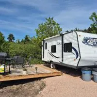 Moceanset Getaways-Beautiful Ocean, Mountain & Sunset Views, "Camping Experience", hotel v mestu Dingwall
