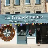 La Grandcopaise Chambres et Studios: Grandcamp-Maisy şehrinde bir otel