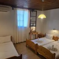 Zeus room 3 beds, ξενοδοχείο στην Παναγία