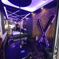 love room mes petits secrets miniac morvan avec jacuzzi privatif, отель в городе Miniac-Morvan