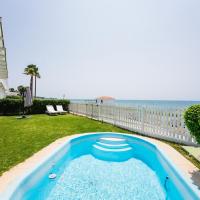 Ocean Front Villa with Private Pool, hotel en Estepona