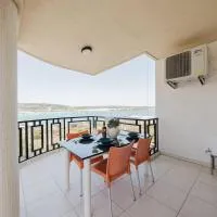 Seafront Apartment with Stunning Views of Għadira, hotel v mestu Is-Sellum