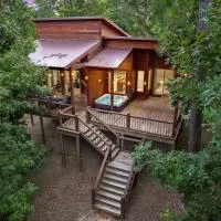 Cabin Retreat with Spa Fire Pit & Games - Sleeps 4, hotel i Broken Bow