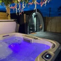 The Garden Pod with Private Hot Tub, hotell i Ballymagan