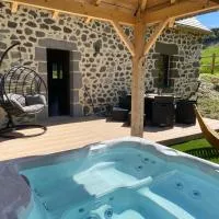 La maison des volcans Cantal, hotel v mestu Saint-Bonnet-de-Condat