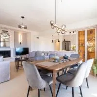 Sofias & Rolandos Luxury home, hotell i Perama