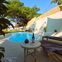 Cozy Mama Evas Homestay with Pool and Garden for Groups of 4, hotel di Kirás Vrísi