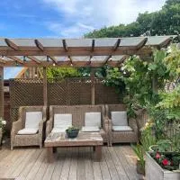 Stay with Anisia, hotelli kohteessa Guestling