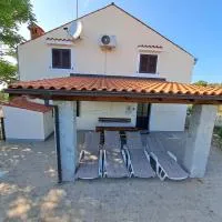 Apartman Kornu, готель у місті Велі-Лошинь