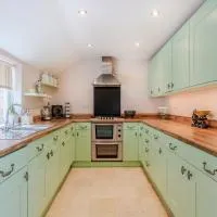 Charming 2 Bed Property, hotel em Upton