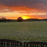 COSY FARM BNB - CARAVANS - DOGS WELCOME - 5 MIN FROM e47, hotel Tureby városában