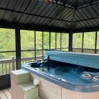 Serenity Views Retreat - Close to City and Parkway!, khách sạn ở Weaverville