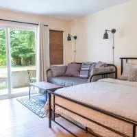 Studio w Balcony with Smart TV and 2 Min Walk to Lake, hotell i Harrison Hot Springs