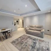 Luxury Marina Apartment, Pool, Views & Prime Location, hotel di Gibraltar