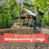 Downward Dog Lodge - Mountain Yoga Retreat, Hot Tub & Pet-Friendly Escape, hotell i Blue Ridge