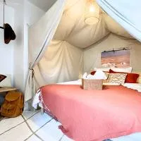 L'Expédition - By BEST KEYS - Expérience Unique - Déco Immersive - Lit Queen Size & Canapé Convertible - Centre Ville - Smart TV - Machine à Café Nespresso - Netflix & WiFi ILLIMITÉ - Check-in Autonome - Parking Gratuit, hotel em Villeneuve-sur-Yonne