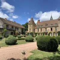 Les chambres d'Hôtes du Château de Vaulx, hotel in Saint-Julien-de-Civry