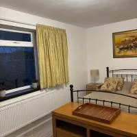 Studio apt with private parking, hotell sihtkohas Teddington
