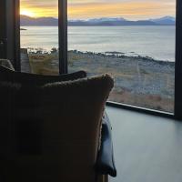 Coastal Cabin With Ocean View On Lepsøya, hotel poblíž Letiště Alesund Vigra - AES, Kjerstad