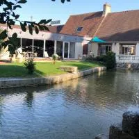 Logis Hotel Oasis, hotel u gradu 'Villaines-la-Juhel'