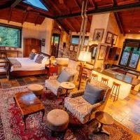 Private luxurious suite on Heysbrook Estate halfway to Kruger National Park, hotel em Waterval-Onder