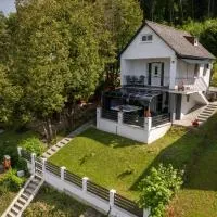 Erdőszéli Házikó szaunával és jakuzzival, hotel in Magyarhertelend