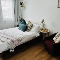 NookSide Nest Studio Queen Parking Kitchenette، فندق في Carleton Place
